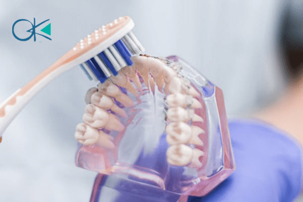 أفضل الطرق لكيفية تنظيف الاسنان مع التقويم